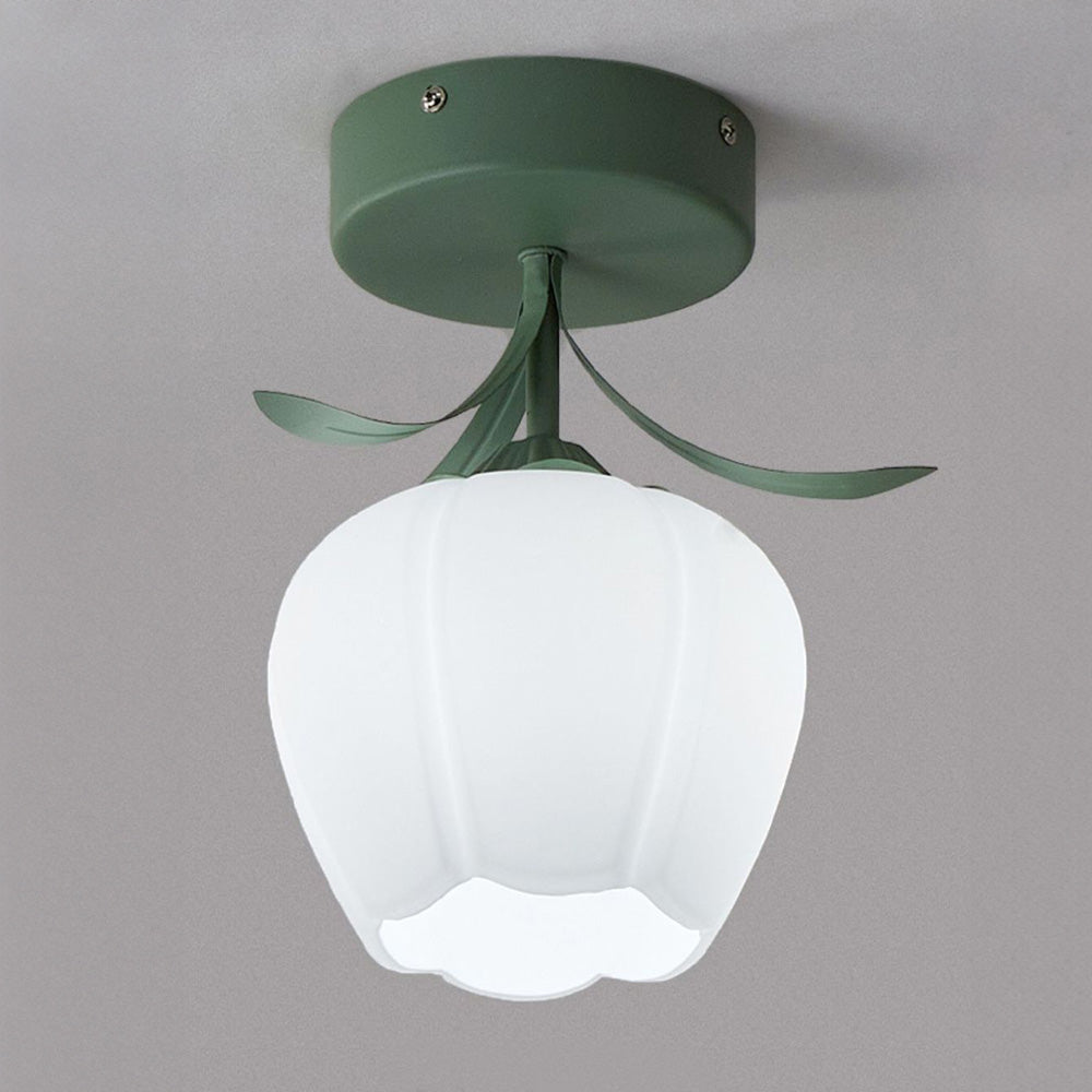 Taklampe med blomstret glasskjermdesign Luvikno