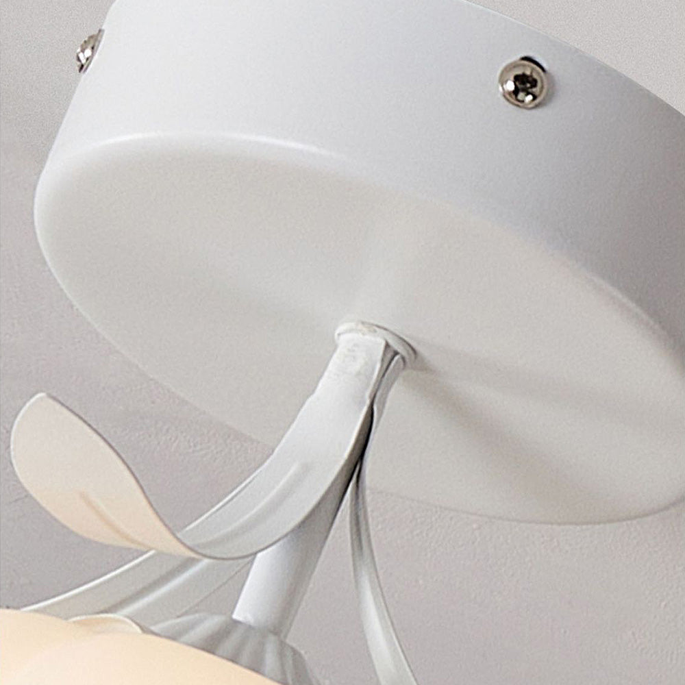 Taklampe med blomstret glasskjermdesign Luvikno
