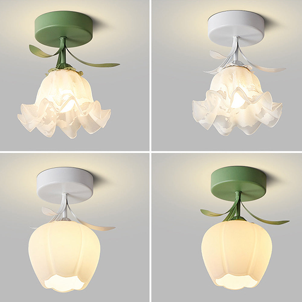 Taklampe med blomstret glasskjermdesign Luvikno