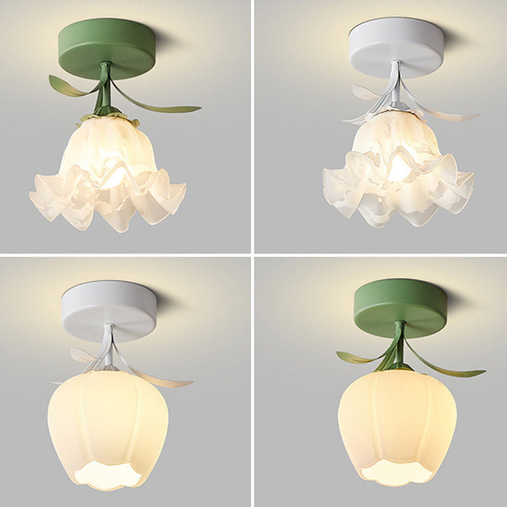 Taklampe med blomstret glasskjermdesign Luvikno