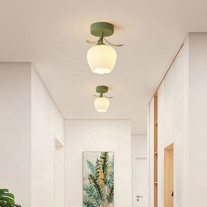 Taklampe med blomstret glasskjermdesign Luvikno