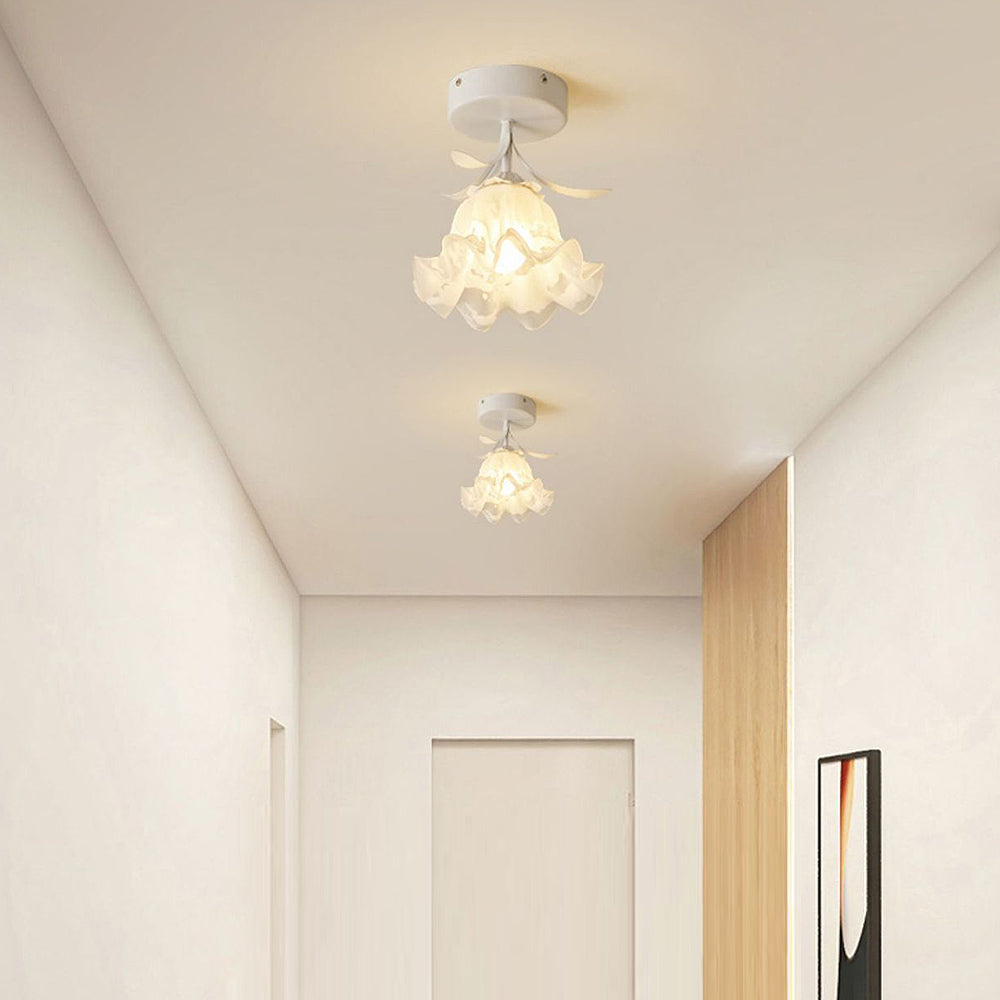 Taklampe med blomstret glasskjermdesign Luvikno