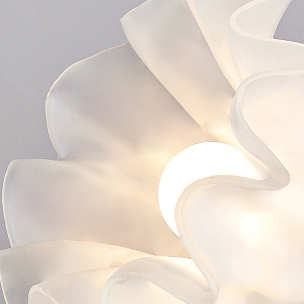 Taklampe med blomstret glasskjermdesign Luvikno