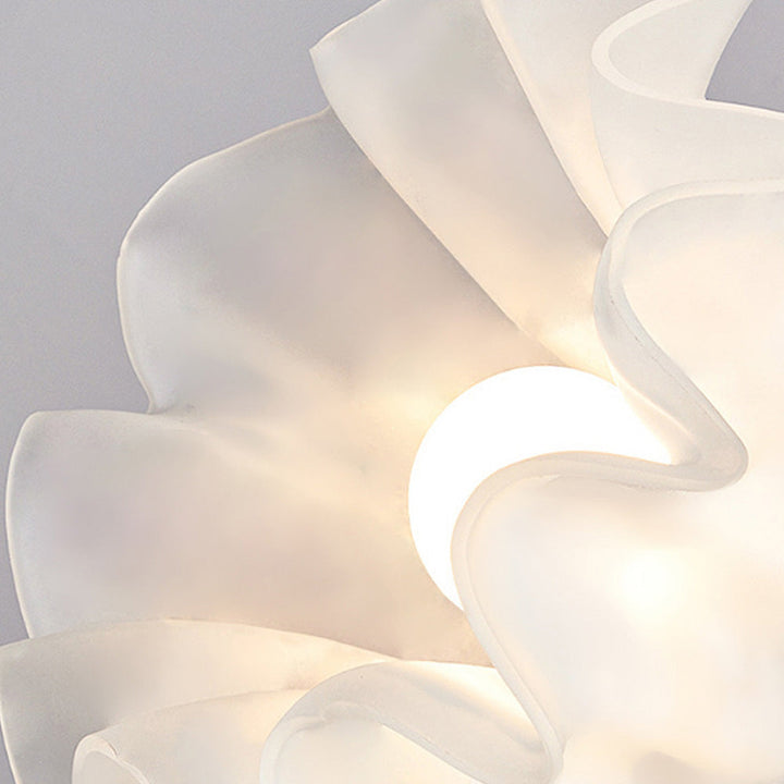 Taklampe med blomstret glasskjermdesign Luvikno