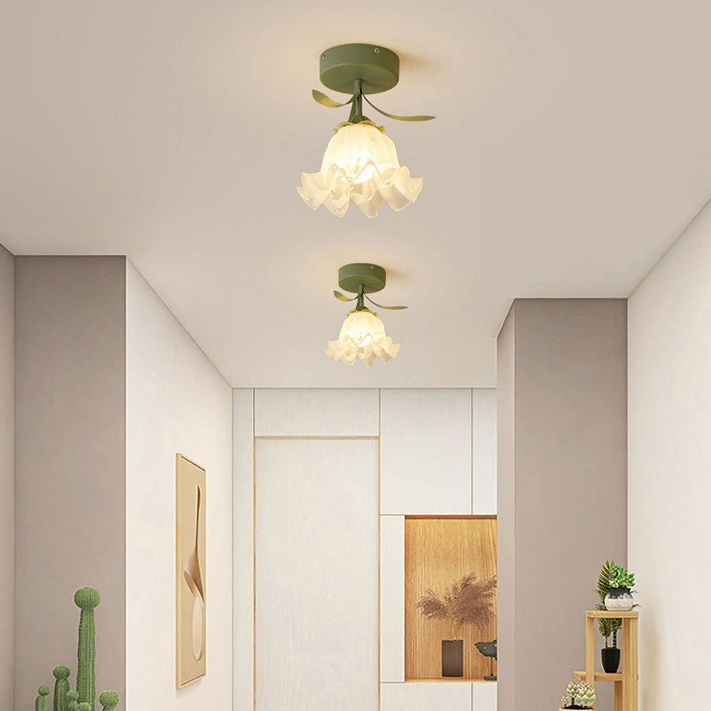 Taklampe med blomstret glasskjermdesign Luvikno