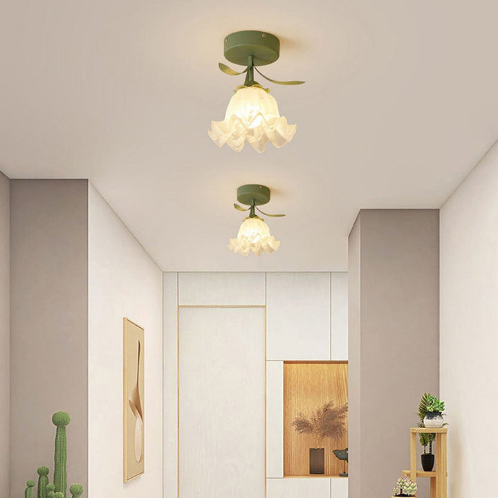 Taklampe med blomstret glasskjermdesign Luvikno
