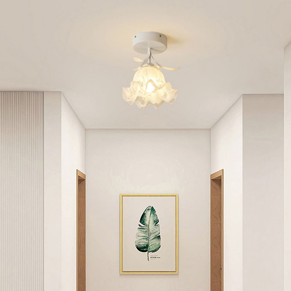 Taklampe med blomstret glasskjermdesign Luvikno