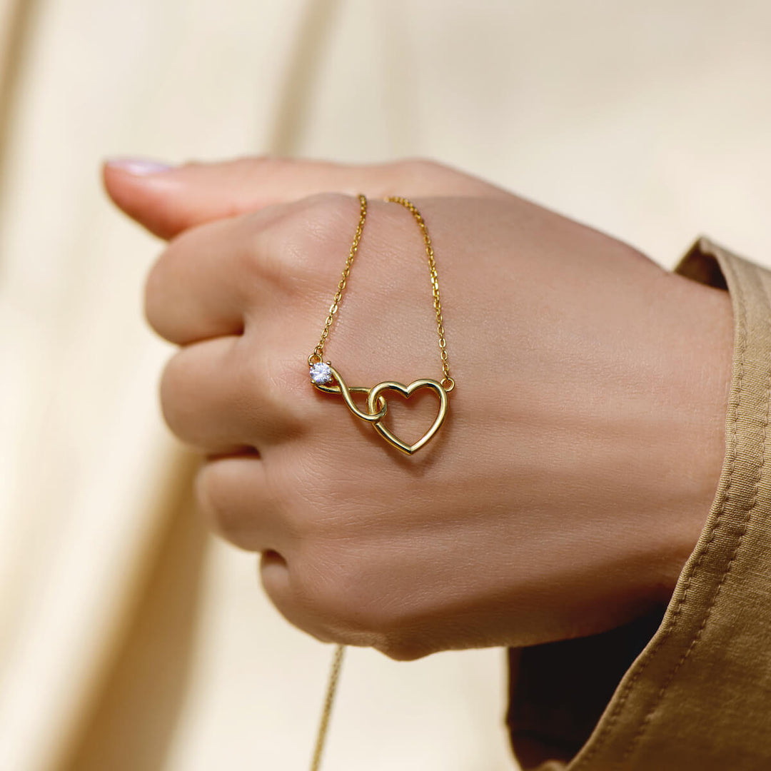 HeartBond Necklace – Tidløst Smykke av Knyttet Kjærlighet Luvikno