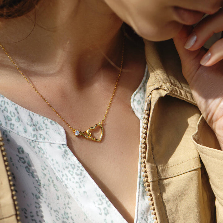 HeartBond Necklace – Tidløst Smykke av Knyttet Kjærlighet Luvikno