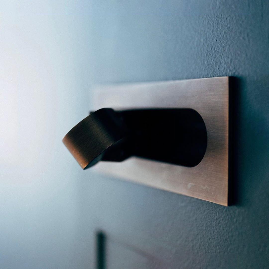 Luvikno | LED Nattbordslampe LUMEVIA | 3 Lysfarger | Aluminiumlegering | Ø19 cm x H8 cm | Med Trykknapp