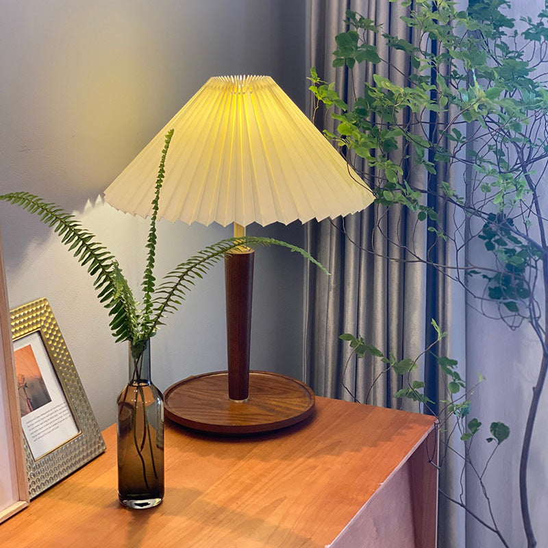 Luvikno | Elegant Vintage Woodly Bordlampe - Bordlampe med Plisert Design