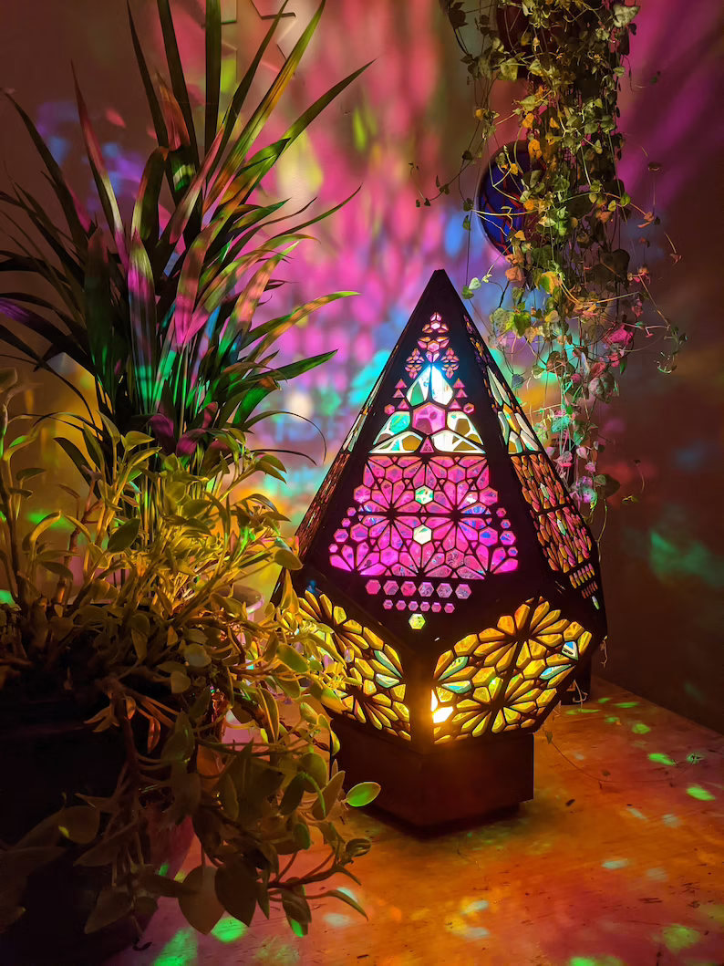 Farget glass stil LED bordlampe - LumiAura | Luvikno