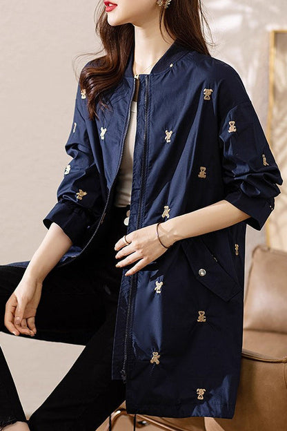 Luvik | Trench-coat ja spandex brodeerattu tummansininen karhu