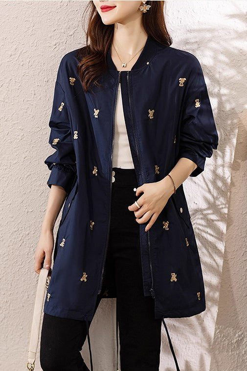 Luvik | Trench-coat og spandex brodert mørkeblå bjørn