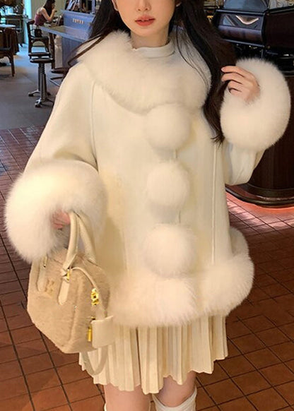 Luvik | Hanhi höyhenistä valmistettu patchwork-takki valkoisella keinoturkiskauluksella talvella