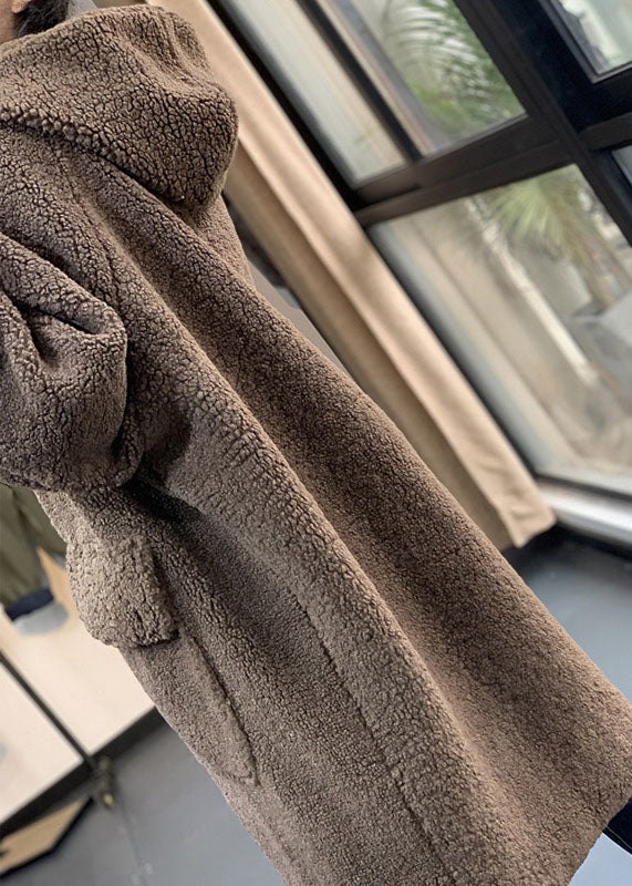 Luvik | Overlang sjokoladefarget teddy-jakke med lang fuskepels hette til vinteren