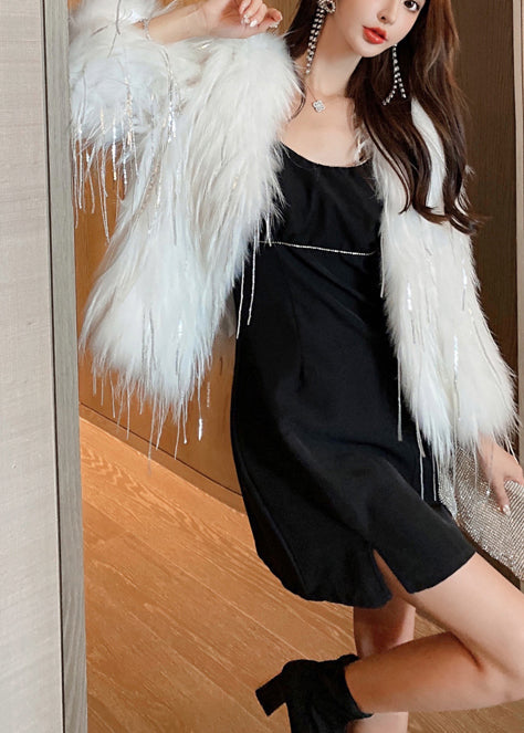 Luvik | Valkoinen tekoturkismanttelipäällyste, jossa on tupsut talveksi