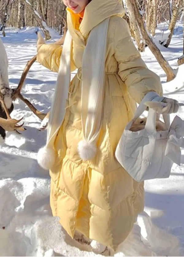 Luvik | Keltaiset hupparit, joissa on ohuesta puuvillan nyöristä tehty vyö, talvitäytteellä