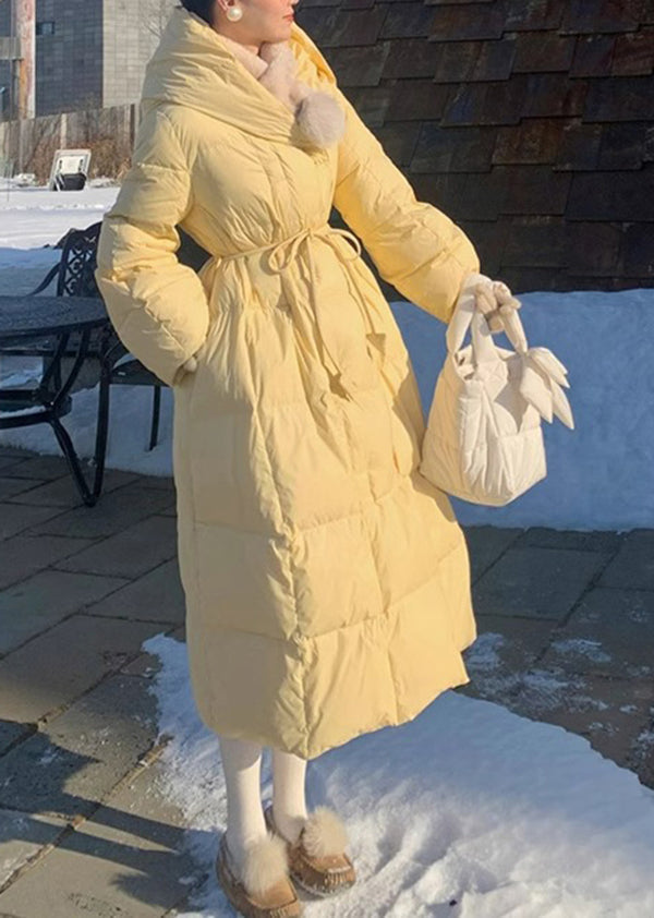 Luvik | Keltaiset hupparit, joissa on ohuesta puuvillan nyöristä tehty vyö, talvitäytteellä