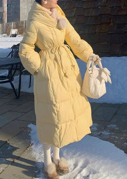 Luvik | Keltaiset hupparit, joissa on ohuesta puuvillan nyöristä tehty vyö, talvitäytteellä