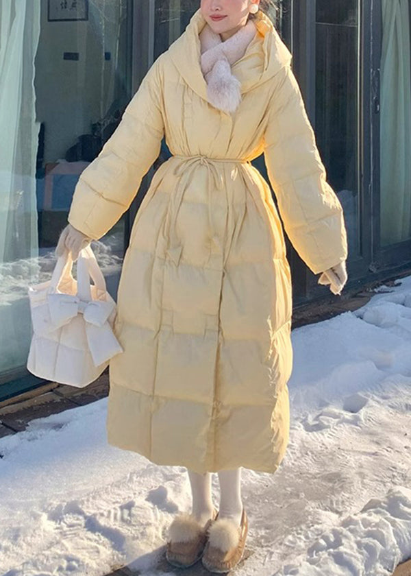 Luvik | Keltaiset hupparit, joissa on ohuesta puuvillan nyöristä tehty vyö, talvitäytteellä