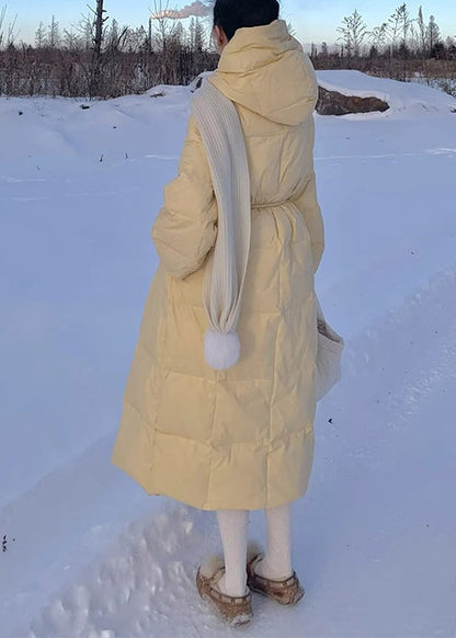 Luvik | Keltaiset hupparit, joissa on ohuesta puuvillan nyöristä tehty vyö, talvitäytteellä