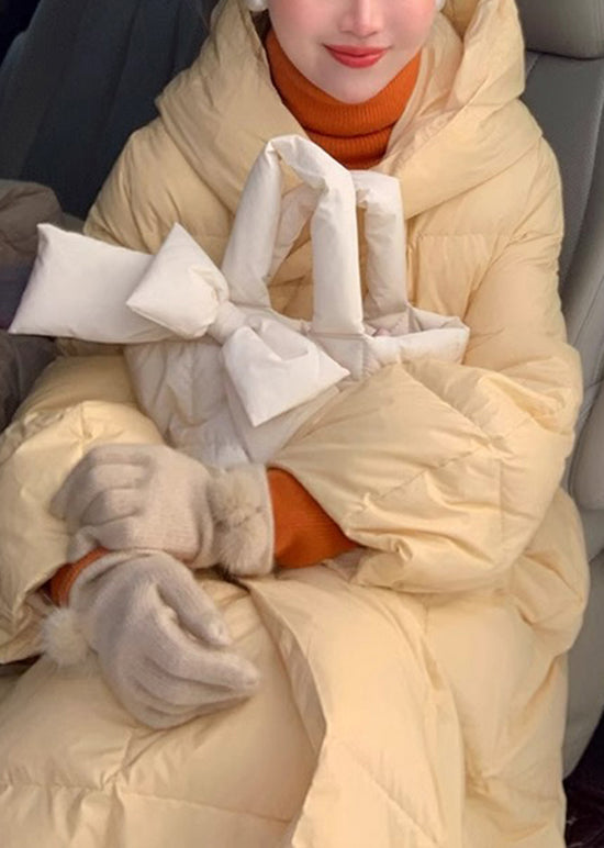 Luvik | Keltaiset hupparit, joissa on ohuesta puuvillan nyöristä tehty vyö, talvitäytteellä