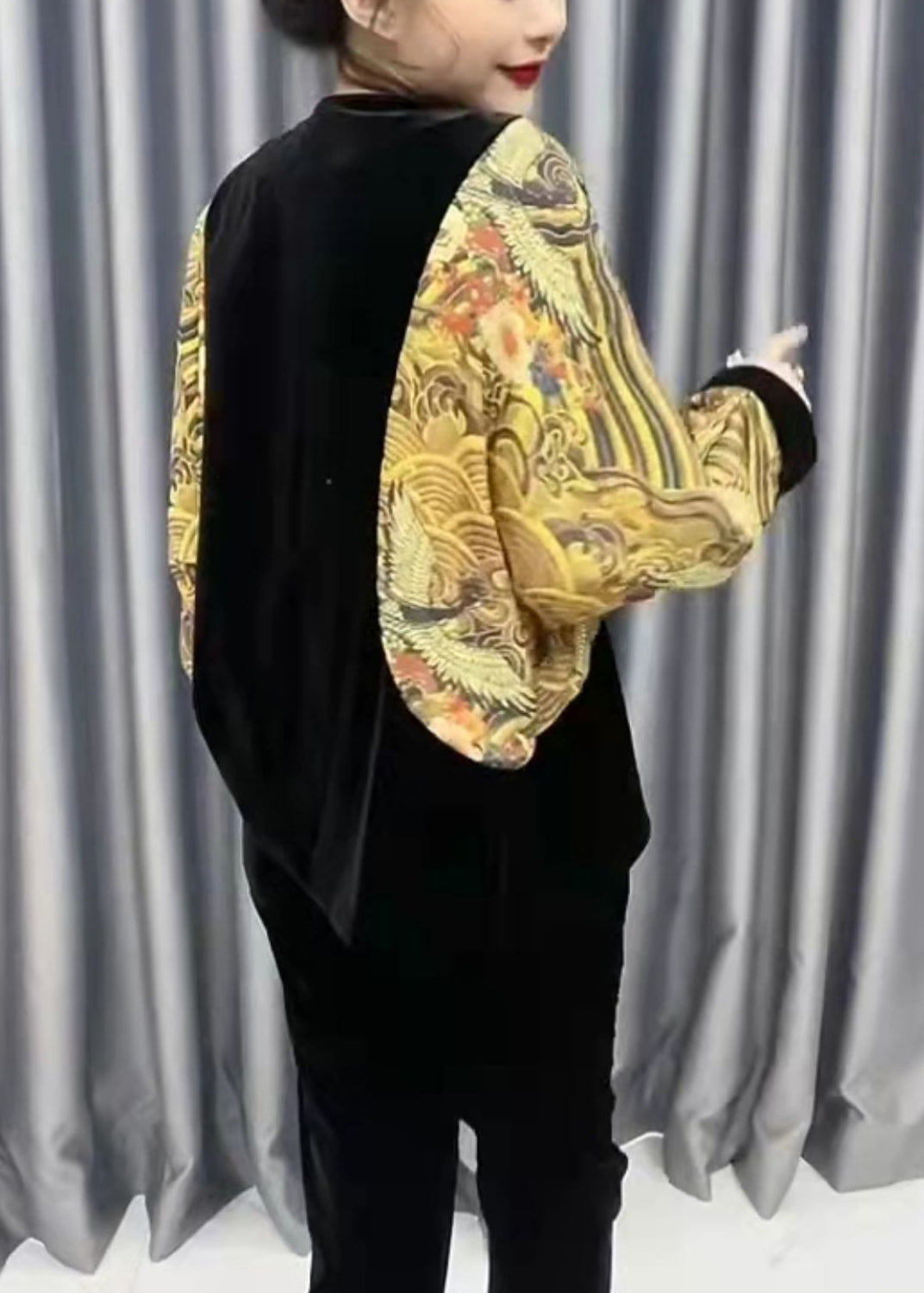 Luvik | V-hals gul silke-velour patchwork-mønstret crop-jakke og bukser To-delt antrekk