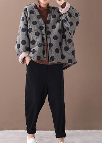 Luvik | Iso-koko vaatteet Musta ruudullinen pilkkuparka V-kauluksella napilla naisille