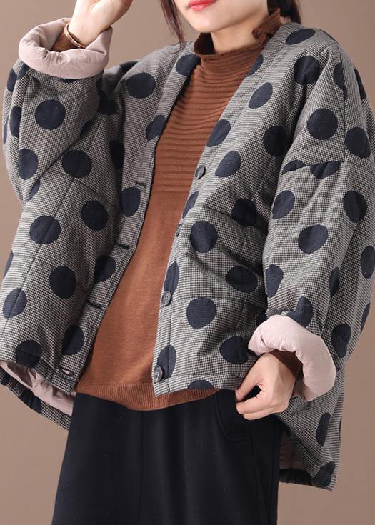 Luvik | Iso-koko vaatteet Musta ruudullinen pilkkuparka V-kauluksella napilla naisille