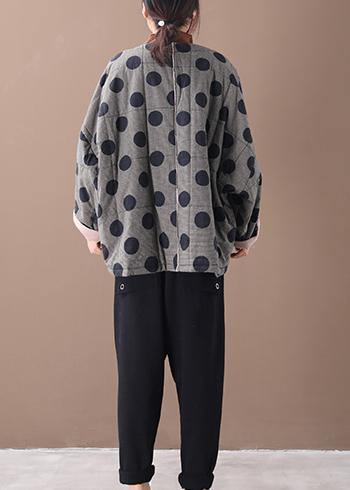 Luvik | Iso-koko vaatteet Musta ruudullinen pilkkuparka V-kauluksella napilla naisille