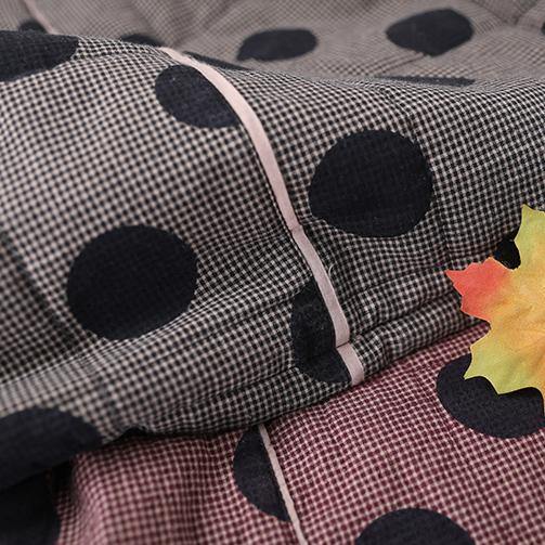 Luvik | Iso-koko vaatteet Musta ruudullinen pilkkuparka V-kauluksella napilla naisille