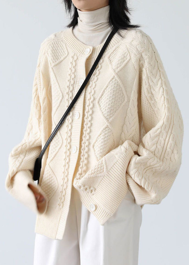 Luvik | Beige strikket genser med rund krage og knapp