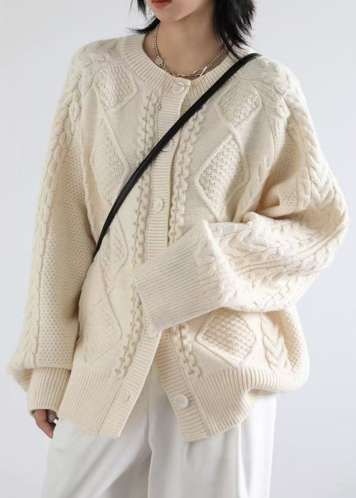 Luvik | Beige strikket genser med rund krage og knapp