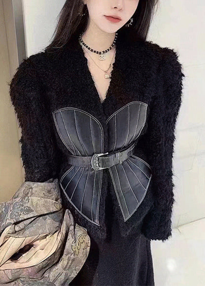 Luvik | Nahka- ja turkistakki solmittavalla vyötärökuviolla mustalla V-aukolla