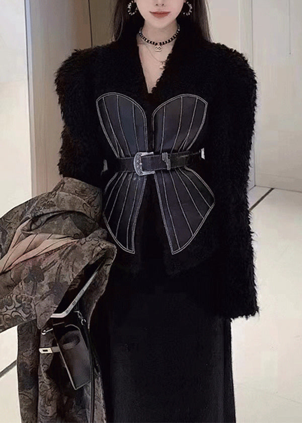 Luvik | Nahka- ja turkistakki solmittavalla vyötärökuviolla mustalla V-aukolla