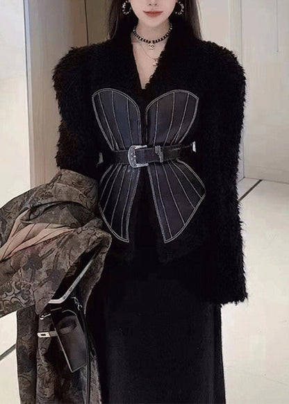 Luvik | Nahka- ja turkistakki solmittavalla vyötärökuviolla mustalla V-aukolla