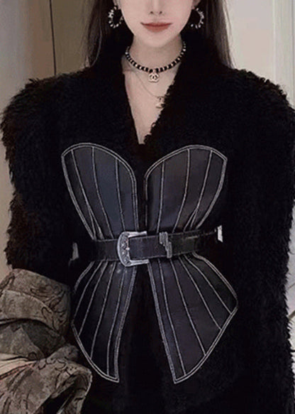 Luvik | Nahka- ja turkistakki solmittavalla vyötärökuviolla mustalla V-aukolla