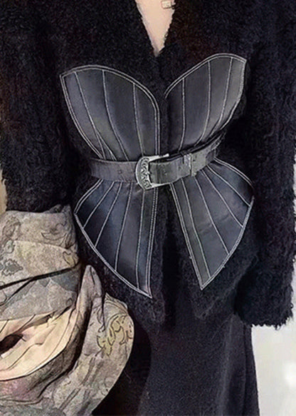 Luvik | Nahka- ja turkistakki solmittavalla vyötärökuviolla mustalla V-aukolla