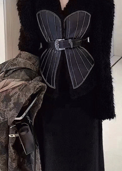 Luvik | Nahka- ja turkistakki solmittavalla vyötärökuviolla mustalla V-aukolla