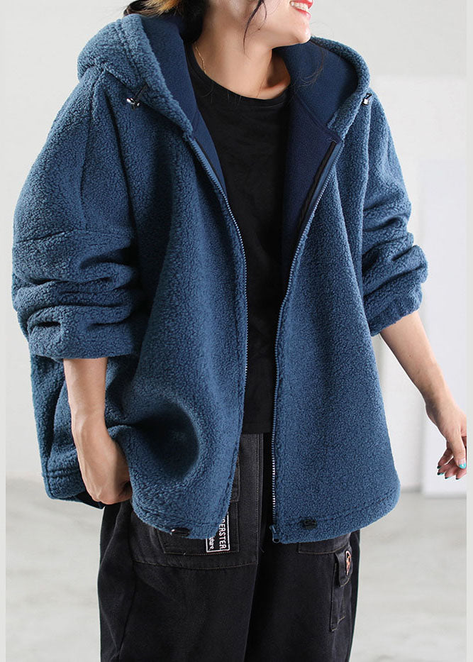 Luvik | Sininen huppari, jossa tekoturkishuppu talvella