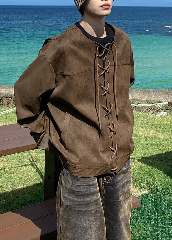 Luvik | Miesten ruskea tekonahkainen takki O-kaula-aukolla ja nauhoilla