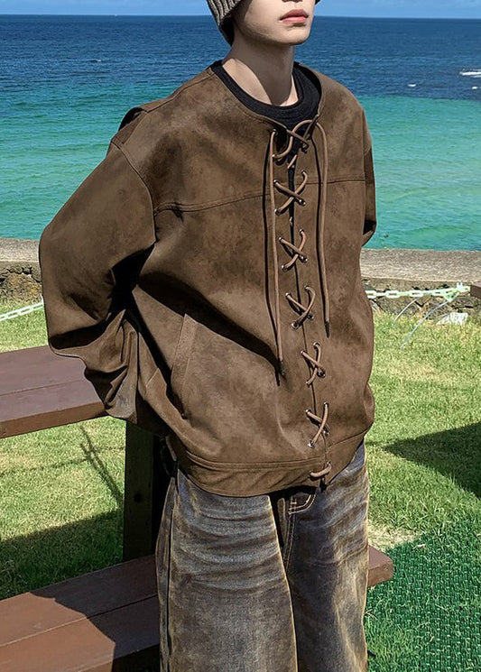 Luvik | Miesten ruskea tekonahkainen takki O-kaula-aukolla ja nauhoilla