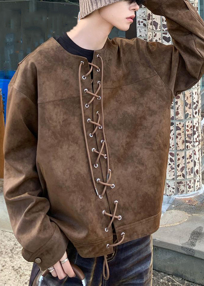 Luvik | Miesten ruskea tekonahkainen takki O-kaula-aukolla ja nauhoilla