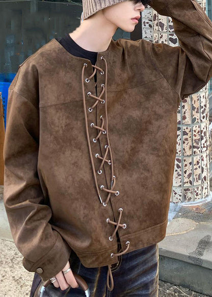 Luvik | Miesten ruskea tekonahkainen takki O-kaula-aukolla ja nauhoilla