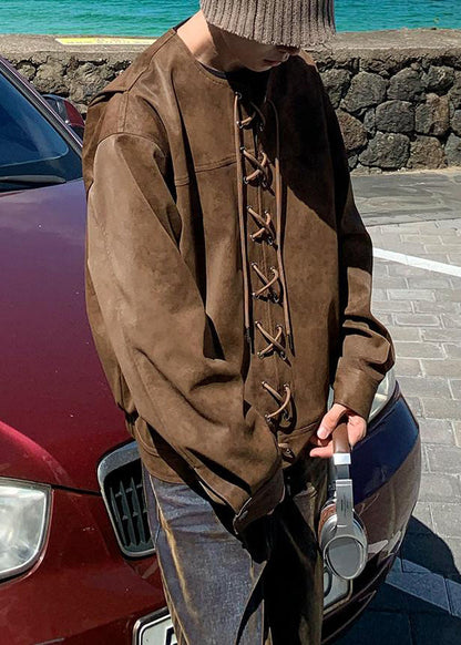 Luvik | Miesten ruskea tekonahkainen takki O-kaula-aukolla ja nauhoilla