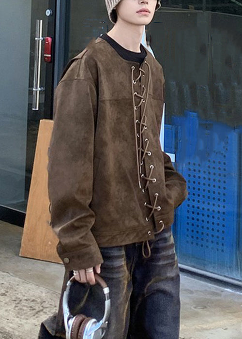 Luvik | Miesten ruskea tekonahkainen takki O-kaula-aukolla ja nauhoilla