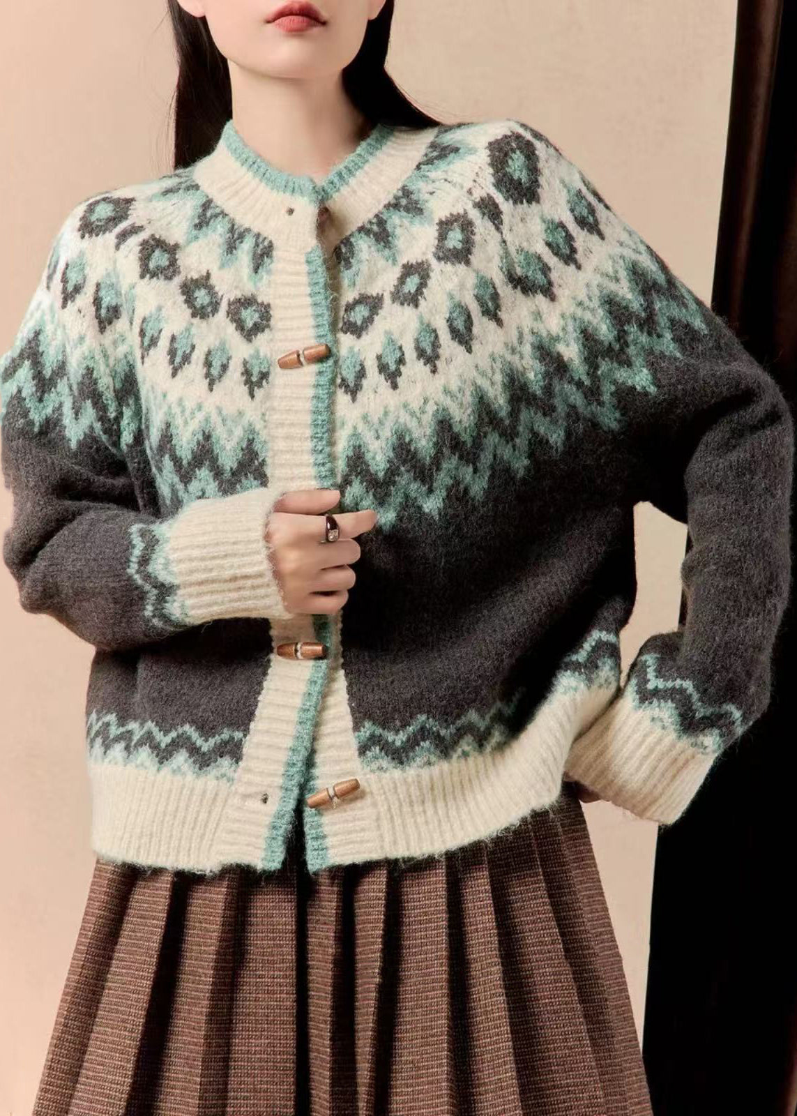 Luvik | Villakangastakki, jossa on tilkkukuosi ja tummanharmaat napit talvelle