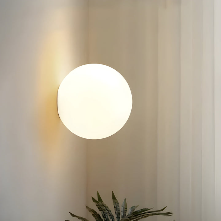 GlasAura Vegglampe med Matt Glasskule og Metallbase | Luvikno