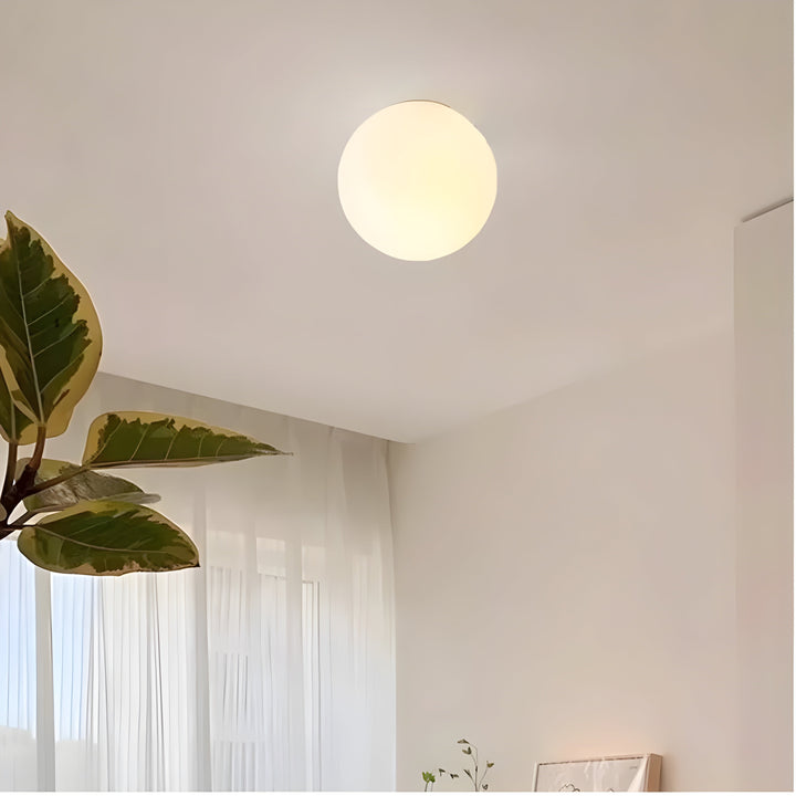 GlasAura Vegglampe med Matt Glasskule og Metallbase | Luvikno
